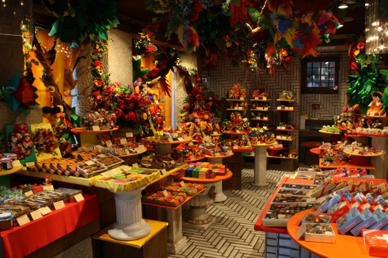 vitrine-ROUGIERS-min_candy_store_chocolate_shop_chocolate_switzerland-393515